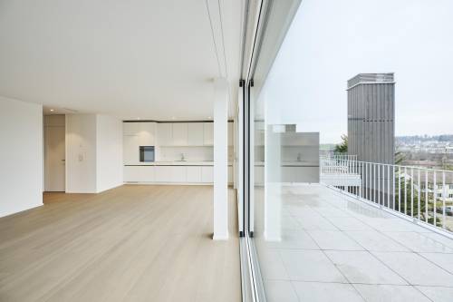 offener Wohnbereich mit Küchenzeile einer Mietwohnung in Zürich Seebach